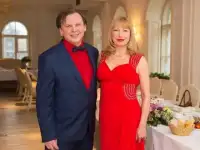 Поющие ведущие на праздник Виктор и Светлана.