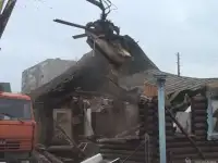 Демонтаж домов и сооружений ломовозом