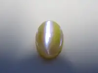 Лунный  камень - желтый  кабошон .