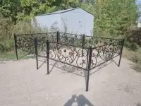 Ограды на кладбище. Кованые кресты, столики, лавочки., фотография 3