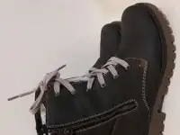 Продам зимнюю женскую обувь