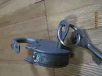 Старинный навесной замок с двумя ключами полыми внутри под штырь  10 см по краям
