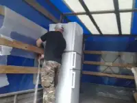 Авто и два грузчика