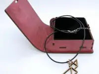 Кулон-подвеска из Красного Дерева 