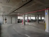 Собственник сдает место на закрытой стоянке.