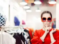 Проверяющая торговой косметической сети