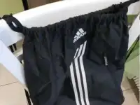 Чёрный мешок Adidas 50x40 см с фирменными характерными белыми полосками для сменки обуви  формы уроков физкультуры, фотография 2