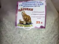 Наполнитель кошачий комкующийся впитывающий минеральный. Также древесный в ассортименте.