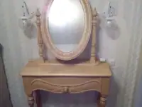 стол с зеркалом