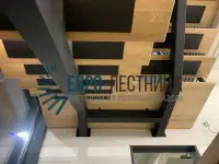 Лестница на металлокаркасе без опор с перилами горизонт