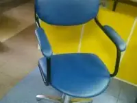 кресла кожаные парикмахерские