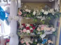 Украшение свадебного автомобиля цветами