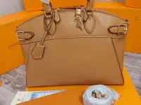 Сумка женская Louis Vuitton Lock It MM светло-коричневая, фотография 5