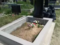 Завоз земли на могилу в Севастополе