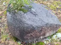 Глыба камень валун для ландшафтного дизайна