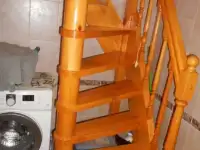 Деревянная лестница на второй этаж