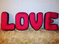 Слово из подушек Love