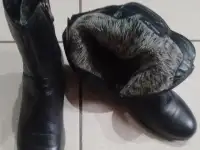 Продаются женские полусапожки кожаные.