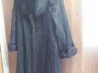 Продам шубу нутриевую с воротником из песца.