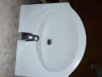 Тумба с раковиной и смесителем, фотография 4