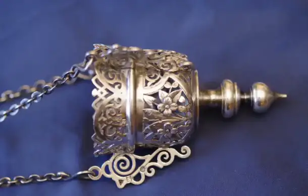 Старинная подвесная лампада из серебра 