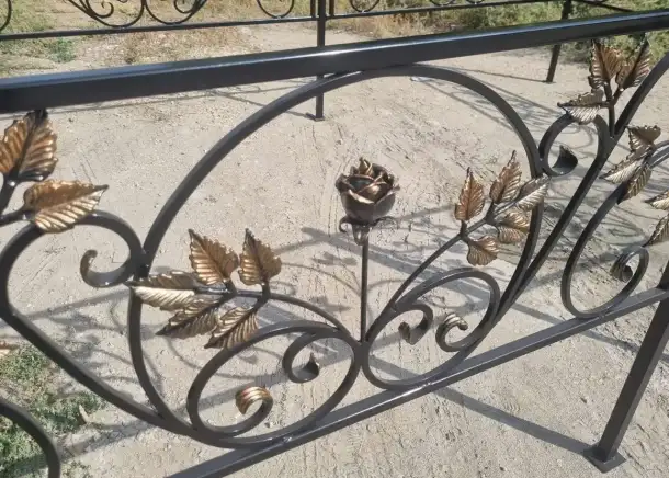 Ограды на кладбище. Кованые кресты, столики, лавочки., фотография 4