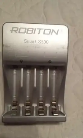 Зарядное устройство Robiton Smart S500 для четырёх пальчиковых аккумуляторных батареек, фотография 1