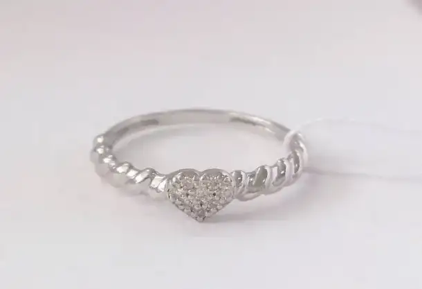 Серебряное кольцо с фианитами, фотография 1