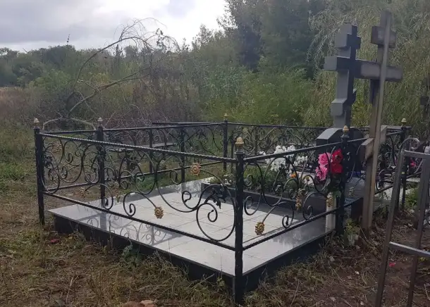 Ограды на кладбище. Кованые кресты, столики, лавочки., фотография 2