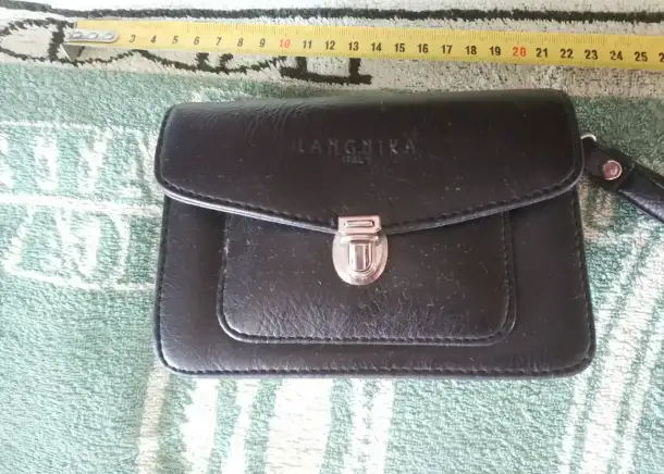 Компактная черная кожаная чистая малая Барсетка 15x10x7 см  Langnika Italy Италия  Сзади место для ремня, фотография 2