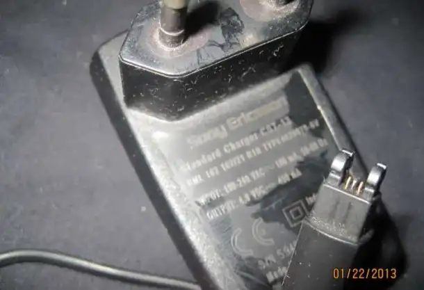 Зарядка sony-ericsson  cst-13  4.9v - 450 ma разъём выхода нестандартный используется в частности  как зарядка для пита, фотография 1