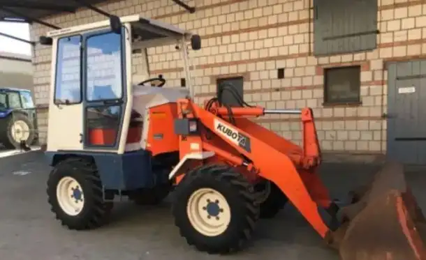Сочлененный погрузчик Kubota R410, фотография 2