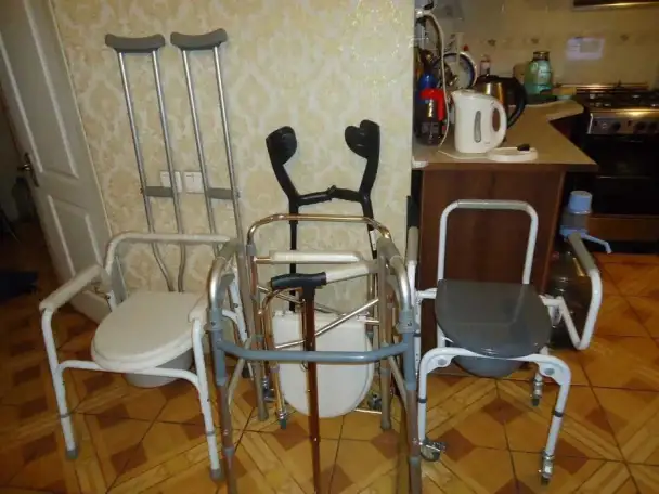 инвалидные коляски и есть и у кого отекает или сломана нога в гипсе подножка поднимается верх, фотография 16