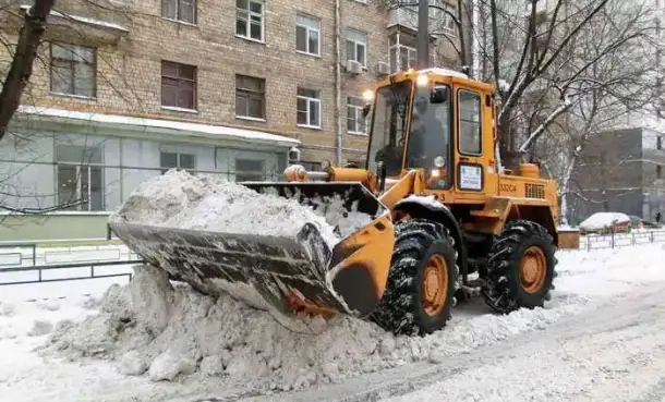 уборка снега погрузчиком. вывоз снега, фотография 1