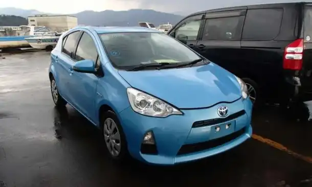 Toyota Aqua S гибридный хетчбек супер экономичный, фотография 1
