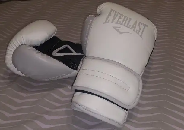 Боксерские перчатки Everlast Powerlock PU 2 White, фотография 1