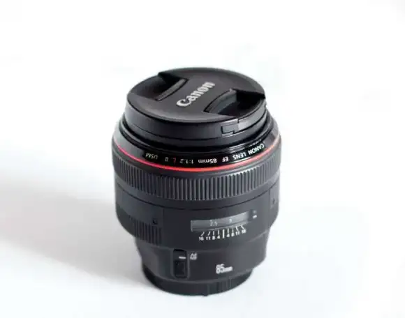 Продается набор: canon 85 mm 1.2; zuiko 50 mm 1.2; body 5D II; штатив; вспышка 550EX, фотография 2