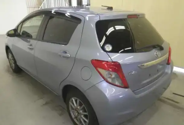 Хэтчбек toyota vitz цвет светло-синий без пробега РФ, фотография 1