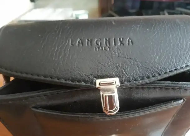Компактная черная кожаная чистая малая Барсетка 15x10x7 см  Langnika Italy Италия  Сзади место для ремня, фотография 4