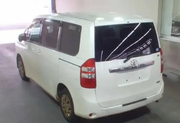 TOYOTA NOAH 7-ми местный полноприводный минивен, фотография 1