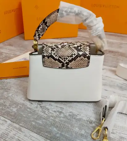 Женская сумка Louis Vuitton Capucines mini белая, фотография 9