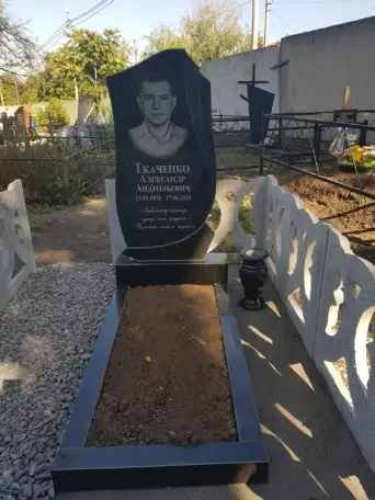 Памятники из гранита габбро в Мариуполе, фотография 4