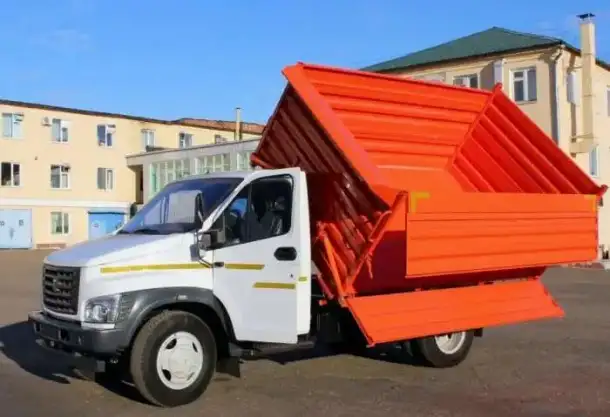 Вывоз мусора на газоне, фотография 1