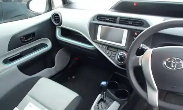 Toyota Aqua S гибридный хетчбек супер экономичный, фотография 6