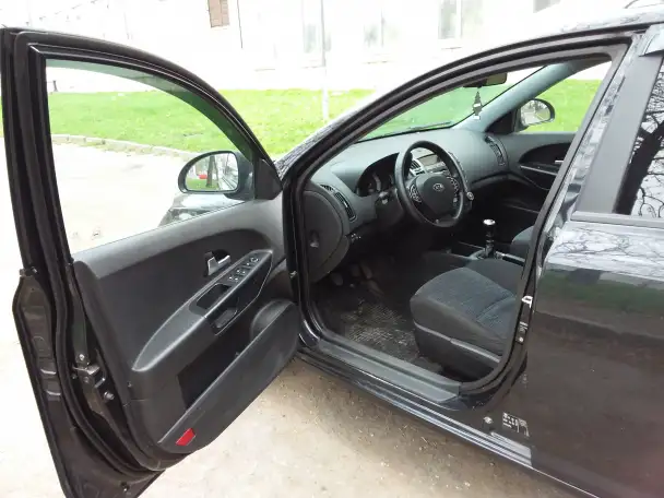 Kia Ceed 2009 1.6 МТ Tdi универсал, фотография 9