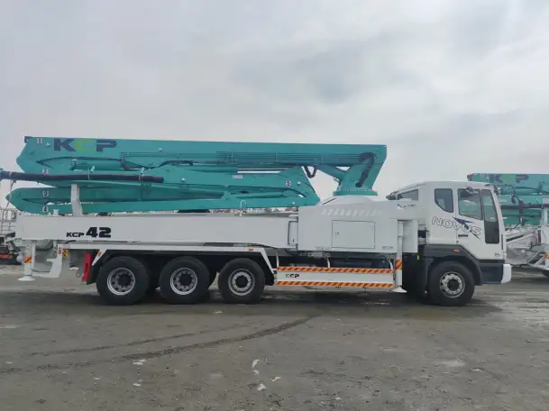 Автобетононасос KCP42ZX5170 на шасси DAEWOO NOVUS CL4D3 8х4, фотография 3