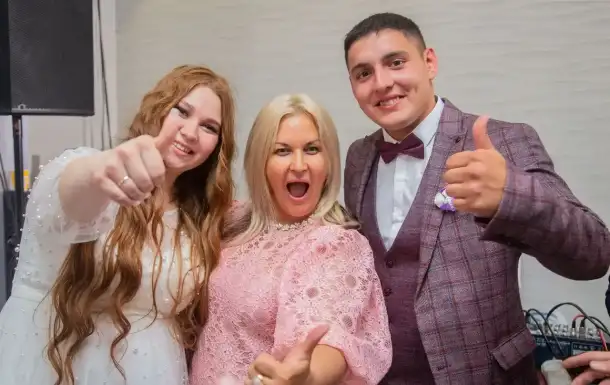 Поющая ведущая, фотография 1