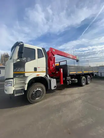 Бортовой автомобиль FAW 3250 с кран манипулятором, фотография 1