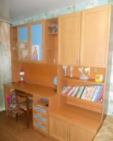 Продам компьютерный стол и шкаф для книг., фотография 1