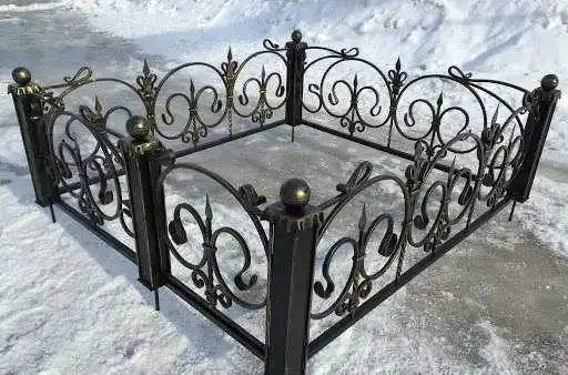Кованые ограды на кладбище, кресты, лавочки, фотография 2
